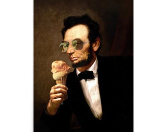 Può includere: Una stampa con un ritratto di Abraham Lincoln con occhiali da sole e un cono gelato. Indossa un abito nero con un papillon. Il gelato è un turbinio di rosa e giallo.
