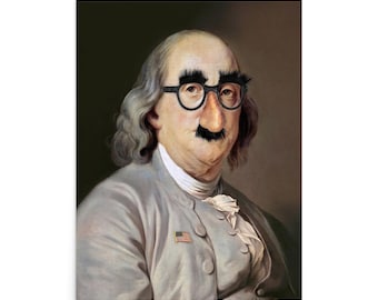 Può includere: Un ritratto umoristico di Benjamin Franklin, adornato con occhiali scherzosi, un naso finto e un baffo nero. Una piccola spilla con la bandiera americana è visibile sulla sua giacca. L'immagine è una rivisitazione giocosa.