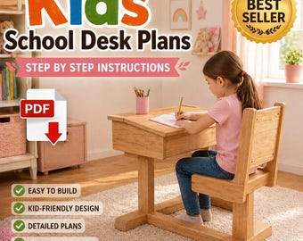 Op de afbeelding: Een houten schoolbureau en stoelset. Het bureau heeft een schuine bovenkant en een opbergvak. De afbeelding bevat de tekst "Kids School Desk Plans" en "Step by Step Instructions". Een "Best Seller"-badge is ook zichtbaar.