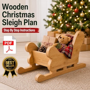 Puede incluir: Un plano de trineo navideño de madera con instrucciones paso a paso. El trineo está lleno de un oso de peluche, regalos y piñas. La imagen también incluye un icono PDF y una insignia de "Más vendido".