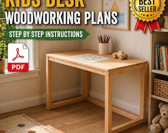 Op de afbeelding: Een lichtgekleurde houten bureau met een rechthoekig blad en vier vierkante poten. Het bureau staat in een kamer met een raam, een ingelijste foto en een boekenplank. Tekst op de afbeelding luidt "KIDS DESK WOODWORKING PLANS STEP BY STEP INSTRUCTIONS". Een "Best Seller"-badge is ook zichtbaar.