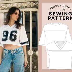 Könnte beinhalten: Weißes, gecropptes Jersey-Shirt mit schwarzen Zahlen und Besatz, kombiniert mit blauen Jeans. Das Shirt hat die Nummer "96" auf der Vorderseite und "9" auf dem Ärmel. Auf der rechten Seite ist ein Schnittmuster für ein Jersey-Shirt mit dem Text "Jersey Shirt Sewing Pattern" abgebildet.
