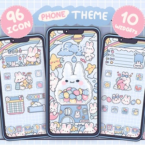 Op de afbeelding: Een telefoon schermmoc-up met een pastelblauwe achtergrond en een schattig konijntjes thema. Het scherm toont 96 pictogrammen en 10 widgets. De pictogrammen zijn gerangschikt in een rasterpatroon en bevatten verschillende konijntjes-ontwerpen. De widgets omvatten een klok, een kalender en een notitie-widget.