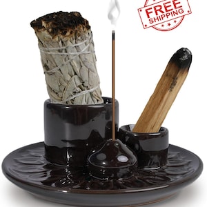 Puede incluir: Un porta incienso de cerámica marrón con tres compartimentos separados para quemar inciensos, salvia y palo santo. El porta incienso tiene un diseño decorativo en la base y es perfecto para quemar incienso y hacer limpiezas con humo.