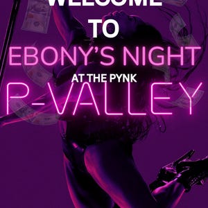 Può includere: Un cartello rosa neon che recita "Benvenuti a Ebony's Night at the Pynk P-Valley". Una donna in un abito nero è in silhouette davanti al cartello, con denaro che le vola intorno.