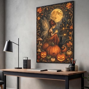Könnte beinhalten: Ein rechteckiger Wandkunstdruck, der eine Fee mit durchscheinenden Flügeln zeigt, die auf einer Gruppe orangefarbener Kürbisse sitzt. Eine schwarze Katze sitzt daneben, mit einem Vollmond, einem dunklen Haus und Herbstblättern im Hintergrund.