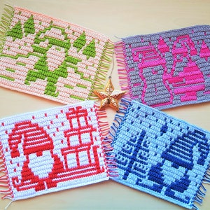 Könnte beinhalten: Vier gehäkelte Weihnachtsquadrate mit Fransen. Designs umfassen einen Weihnachtsbaum, einen Zwerg mit Geschenken, ein Eichhörnchen und einen Baum. Die Quadrate sind in verschiedenen Farben: Rosa, Grün, Grau, Rot, Weiß und Blau. In der Mitte befindet sich ein goldener Stern.