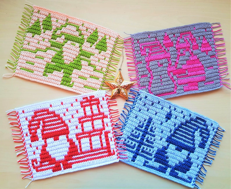Pu&ograve; includere: Quattro quadrati natalizi all'uncinetto con bordi sfrangiati. I disegni includono un albero di Natale, uno gnomo con regali, uno scoiattolo e un albero. I quadrati sono in vari colori: rosa, verde, grigio, rosso, bianco e blu. Una stella dorata &egrave; al centro.