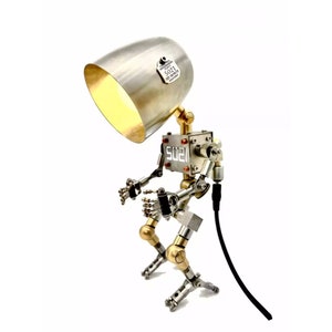 Steampunk Roboter mit einer Glühbirne Kopf Tisch Schreibtischlampe Metall Modell Licht Mechanische Wohnkultur Roboter Skulptur Ästhetische Kunst Einzigartige Beleuchtung Geschenke