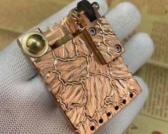 Ręcznie robiona zapalniczka z czerwonej miedzi: grawerowana sztuka metalowa, prezent dla drużby