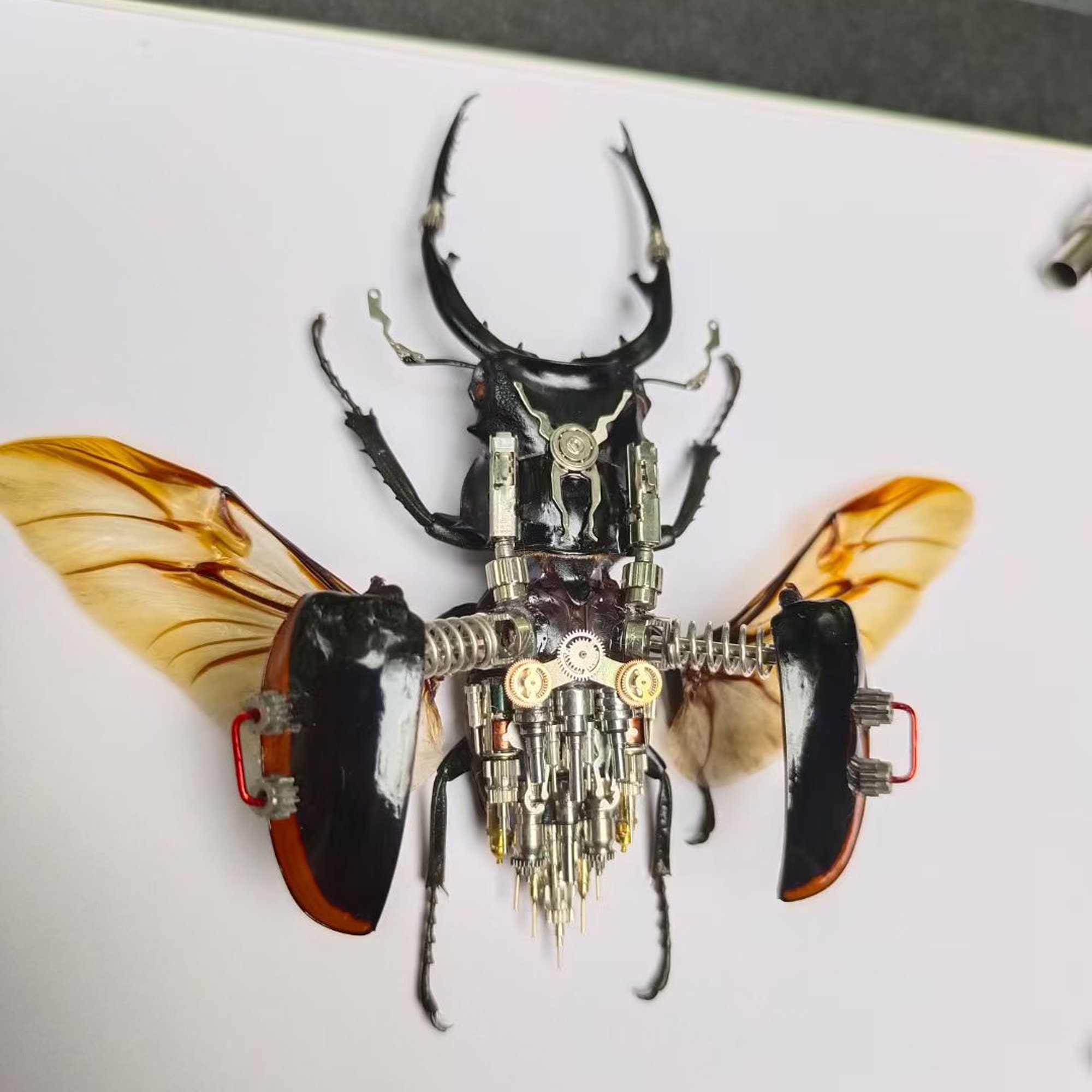 スチームパンク風サイボーグカブトムシの彫刻 - 額装された昆虫アート