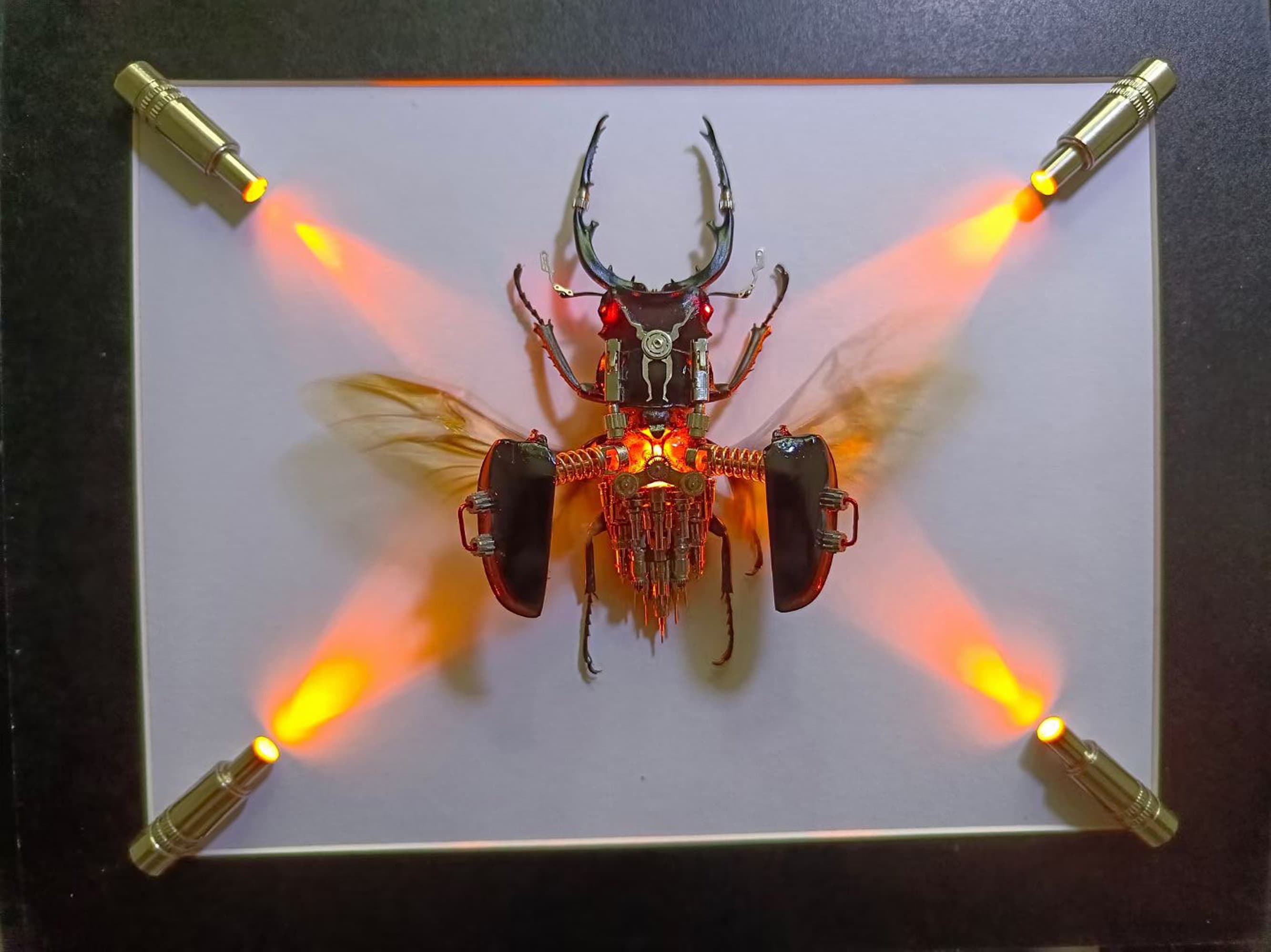 スチームパンク風サイボーグカブトムシの彫刻 - 額装された昆虫アート