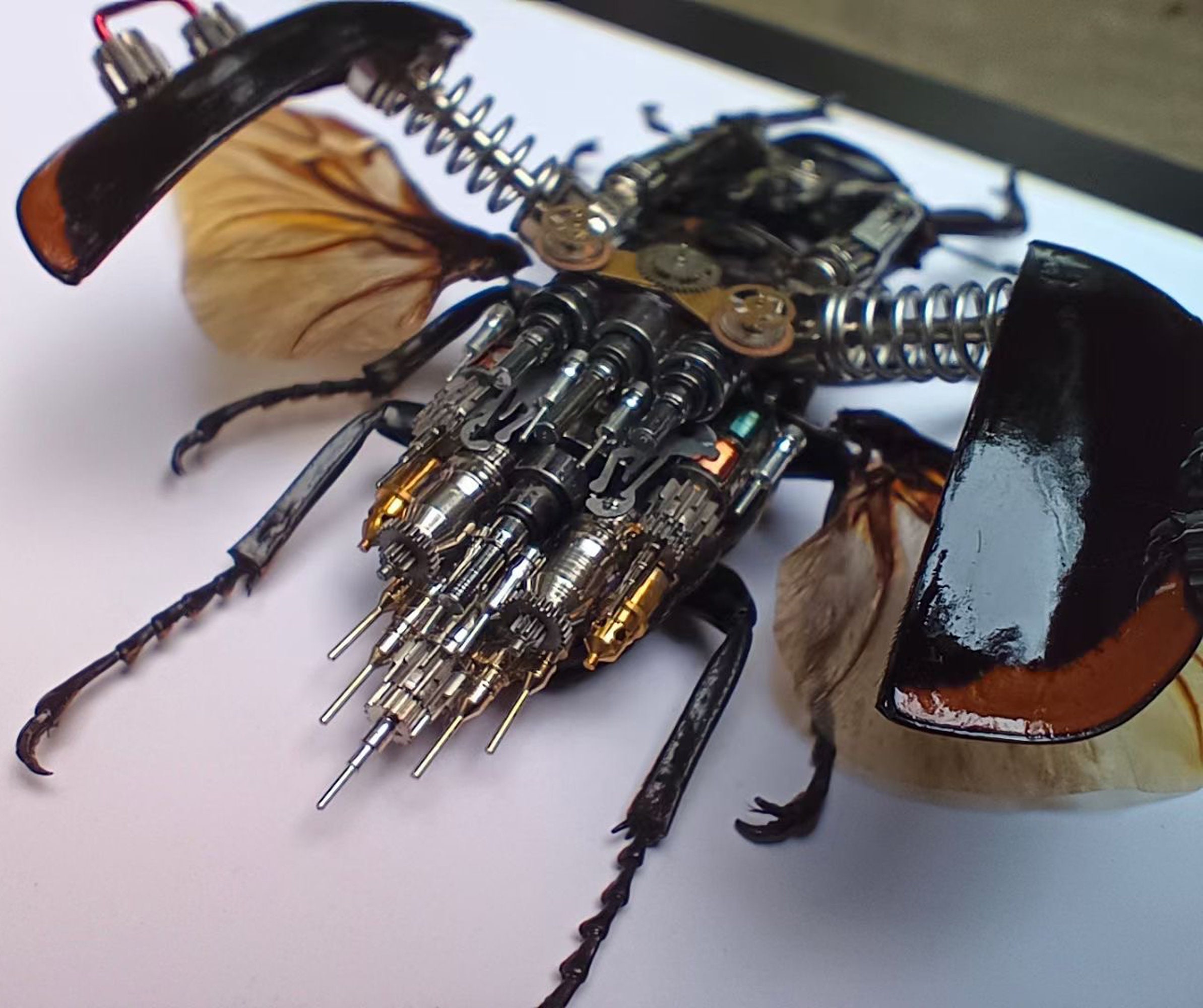 スチームパンク風サイボーグカブトムシの彫刻 - 額装された昆虫アート