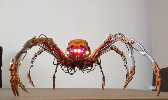 機械仕掛けの金属蜘蛛の彫刻：関節式、戦闘で傷んだロボットの装飾