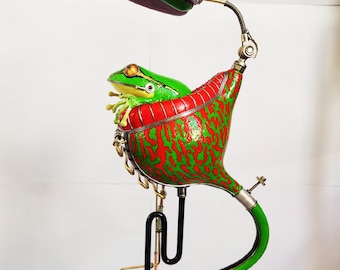 熱いシャワーを浴びているカエルの機械的なミュータント スチーム