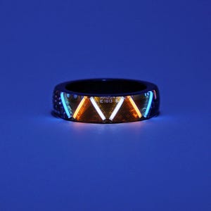 Anillo luminoso, viales luminosos en zigzag, banda de plata vulcanizada negra de 6,5 mm, componentes electrónicos integrados, anillo futurista ciberpunk.