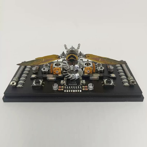 機械の蝉、スチームパンクなカブトムシ、サイボーグの機械昆虫アート