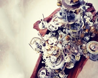 Puede incluir: Una escultura detallada de estilo steampunk hecha de engranajes metálicos y piezas de relojería. La escultura está montada sobre una pieza de madera y presenta una variedad de detalles intrincados.