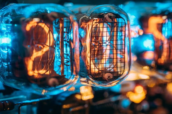 スペーシーなネオン管テーブルクロック 80sビンテージ ブラックライト 置時計 Nixie Tube Clock: Cyberpunk Steampunk Table Lamp With Visible