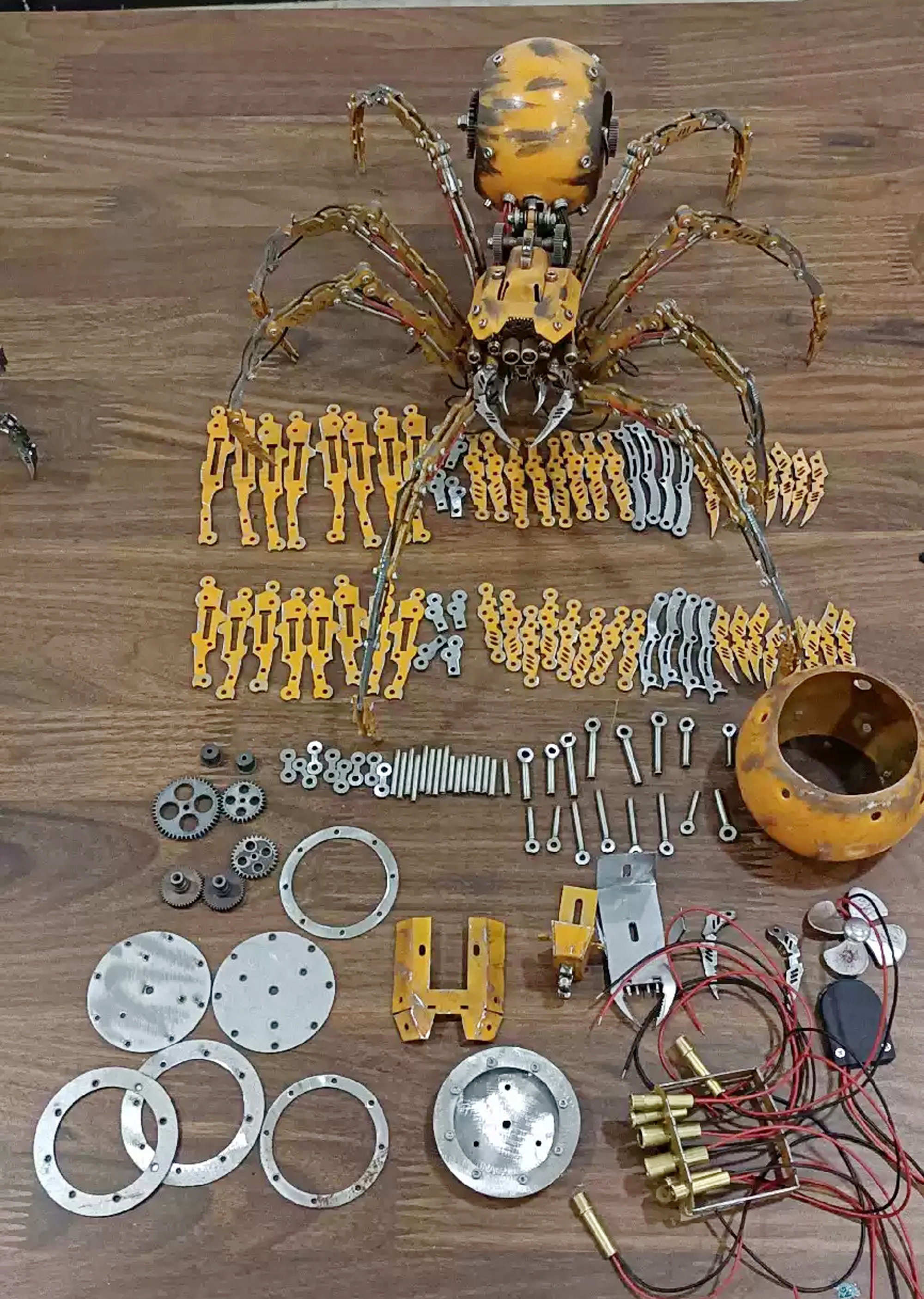 機械仕掛けの金属蜘蛛の彫刻：関節式、戦闘で傷んだロボットの装飾