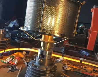 Lámpara de mesa industrial con bloque de cilindros de motocicleta, estilo mecánico steampunk retro vintage, decoración rústica hecha a mano.