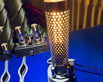 Lámpara de mesa industrial con pantalla protectora térmica de bloque de cilindros de motocicleta en estilo rústico mecánico steampunk retro vintage.