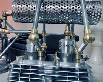 Lámpara de mesa industrial con bloque de cilindros de motocicleta en estilo mecánico steampunk retro vintage, hecha a mano, decoración rústica para el hogar.