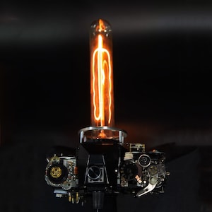 Cyberpunk-Lampe Stimmungsbeleuchtung Ambient Table Sci-Fi Lampe Edison-Birne Integriert In Kamera-Basis Handgemachter Tisch Schreibtisch-Kunst-Dekor Zukunft Tech