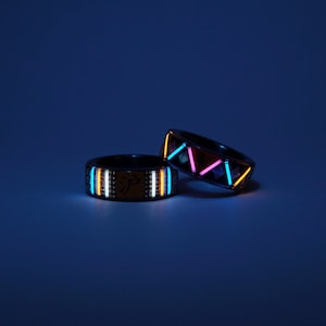 Anillos luminosos para hombre, viales luminosos, banda plateada con superficie vulcanizada negra, componentes electrónicos integrados, joyería futurista ciberpunk.