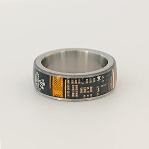Anillo luminoso para hombre con viales luminosos, banda de titanio biomédico Ti 20, componentes electrónicos integrados, joyería de anillo futurista cyberpunk.
