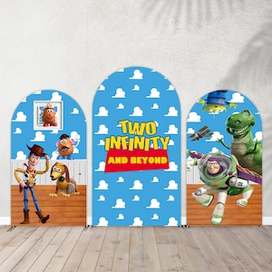 Op de afbeelding: Drie Toy Story-thema achtergronden voor een feestje. De middelste achtergrond is blauw met witte wolken en de tekst "TWO INFINITY AND BEYOND". De achtergrond links toont Woody en Slinky Dog. De achtergrond rechts toont Buzz Lightyear en Rex.