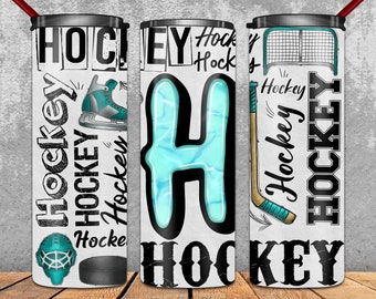 Könnte beinhalten: Drei weiße Becher mit Hockey-Motiv. Die Becher zeigen einen schwarz-weißen Hockeyschläger, einen blau-weißen Hockeyschuh und einen blau-weißen Buchstaben H. Die Becher sind mit dem Wort "Hockey" in verschiedenen Schriftarten und Größen verziert.