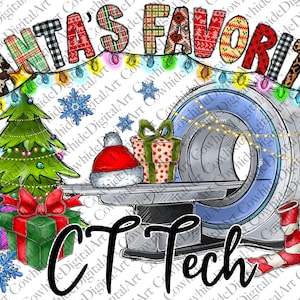 Puede incluir: Un diseño con temática navideña que presenta una máquina de tomografía computarizada decorada con un árbol de Navidad, regalos y un gorro de Papá Noel. El texto "SANTA'S FAVORITE CT TECH" está escrito en letras cursivas negras.