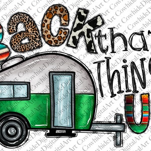 Puede incluir: Una caravana verde y gris con una puerta y ventanas blancas. La caravana está rodeada de las palabras "Back that thing up" en letras negras. Las palabras están decoradas con rayas de colores, estampado de animales y estampado de vaca.