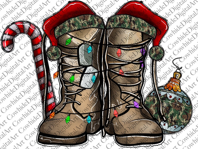Puede incluir: Un par de botas de cuero marr&oacute;n con tela de camuflaje y un gorro de Pap&aacute; Noel rojo en la parte superior. Las botas est&aacute;n decoradas con luces de Navidad y un bast&oacute;n de caramelo. Un adorno navide&ntilde;o de camuflaje se encuentra en el lado derecho de la imagen.