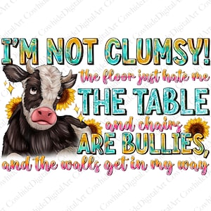 Peut inclure: Une vache noire et blanche avec un nez rose et des tournesols en arrière-plan. Le texte dit "Je ne suis pas maladroit ! Le sol me déteste tout simplement. La table et les chaises sont des brutes, et les murs me gênent."