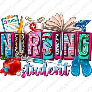 Op de afbeelding: Kleurrijk grafisch ontwerp met het woord "NURSING" in grote letters met verschillende patronen op elke letter. Het woord "student" staat onder het woord "NURSING" in kleinere letters. Het ontwerp bevat een stethoscoop, een boek, een potlood, een verpleegstersmuts, een spuit, een appel en twee paar blauwe klompen.