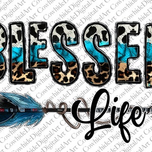 以下が含まれることがあります： 牛柄、ヒョウ柄、ターコイズブルーの背景に、黒い文字で「Blessed Life」と書かれたグラフィックデザイン。青い羽根と茶色の羽根の矢印が右を向いている。