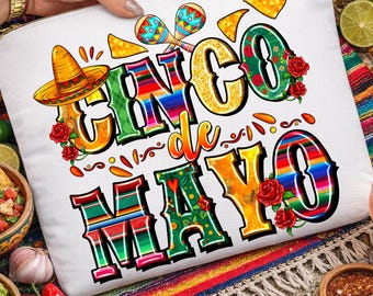 Może przedstawiać: Biała kosmetyczka zapinana na zamek z napisem "Cinco de Mayo" w kolorowych, świątecznych literach. Projekt zawiera sombrero, marakasy i róże, świętując meksykańskie święto. Kosmetyczka jest trzymana przez osobę.