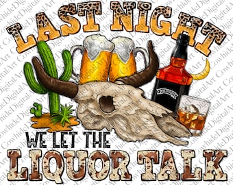 Peut inclure: Une illustration numérique d'un crâne avec des cornes, deux mugs de bière, une bouteille de whisky, un verre de whisky et un cactus. Le texte "Last Night We Let The Liquor Talk" est écrit dans un motif de peau de vache brun et blanc.