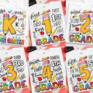Könnte beinhalten: Eine Kollektion von sechs weißen T-Shirts mit schulthematischen Grafiken. Jedes T-Shirt zeigt eine große bleistiftförmige Zahl oder einen Buchstaben, das Wort grade sowie verschiedene Illustrationen wie Äpfel, Glühbirnen und Bücher.