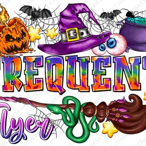 以下が含まれることがあります： 虹色の「FREQUENT FLYER」というテキストが入ったカラフルなグラフィックデザイン。デザインには、魔女の帽子、大釜、カボチャ、クモ、そして蛇が巻き付いたほうきが含まれています。