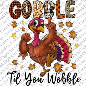 Puede incluir: Un pavo de dibujos animados con la cabeza roja y la papada está bailando con el texto "Gobble Til You Wobble" encima. El texto está en una variedad de patrones, incluyendo cuadros, estampado de leopardo y piel de vaca.