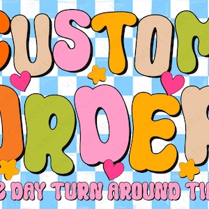 以下が含まれることがあります： 大きなバブル文字で「CUSTOM ORDER」と書かれたカラフルなグラフィック。テキストはオレンジ、ピンク、緑、ベージュで、黒いアウトラインがあります。ピンクのハートと黄色の星がデザインを飾っています。「1-2 DAY TURN AROUND TIME」の文字が下にあります。
