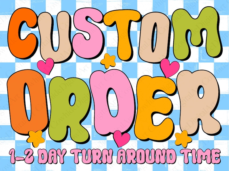 以下が含まれることがあります： 大きなバブル文字で「CUSTOM ORDER」と書かれたカラフルなグラフィック。テキストはオレンジ、ピンク、緑、ベージュで、黒いアウトラインがあります。ピンクのハートと黄色の星がデザインを飾っています。「1-2 DAY TURN AROUND TIME」の文字が下にあります。