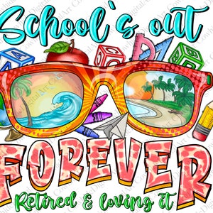 Könnte beinhalten: Ein farbenfrohes Grafikdesign mit dem Text "School's out forever" und "Retired & loving it". Das Design zeigt eine Sonnenbrille mit einer Strandlandschaft, die sich in den Gläsern spiegelt. Es gibt auch Schulmaterialien wie Stifte, einen Bleistift und Alphabetblöcke.