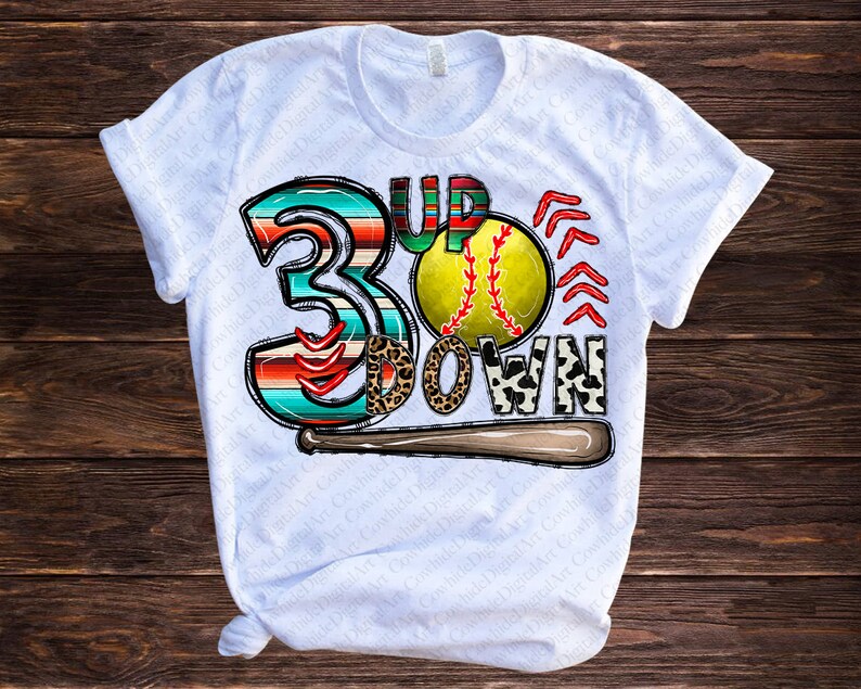 Puede incluir: Camiseta blanca con un dise&ntilde;o gr&aacute;fico colorido que presenta una pelota de b&eacute;isbol, un n&uacute;mero 3 y las palabras "3 Up Down".