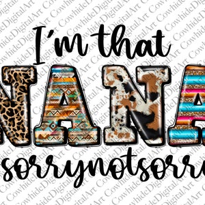 Op de afbeelding: Een grafisch ontwerp met de tekst "I'm that NANA #sorrynotsorry". Het woord "NANA" staat in grote letters met verschillende patronen, waaronder luipaardprint, koeienhuid en een kleurrijk tribale ontwerp. Een zonnebloem bevindt zich in de rechterbovenhoek.