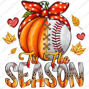 Puede incluir: Un gráfico de calabaza y béisbol con un lazo de lunares rojos y blancos. El texto "Tis the Season" está escrito en una fuente de puntada de béisbol con un patrón de estampado de leopardo.