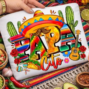 以下が含まれることがあります： カラフルな「PAPA Cito」デザインの白いジッパーポーチ。デザインにはソンブレロ、口ひげ、サボテン、ギター、タコス、マラカス、バラが含まれています。ポーチは金の時計をした人が持っています。